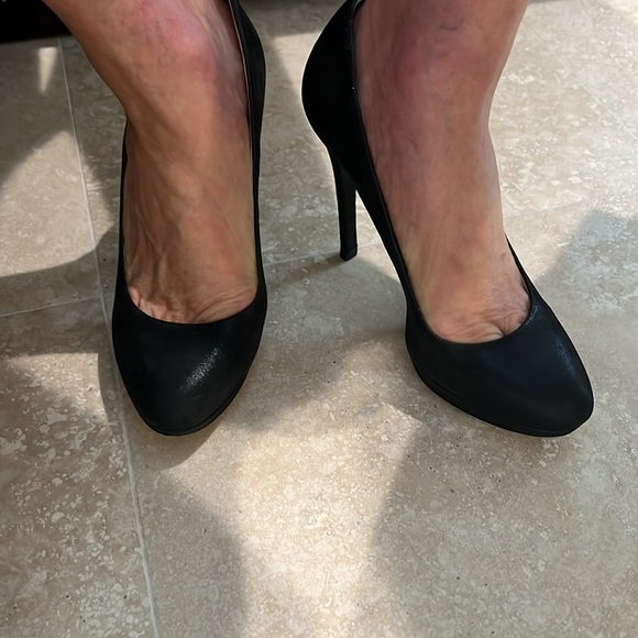 Brian Atwood Black Sueded Sculpted Platform Pump 37.5 - Picture 8 of 9